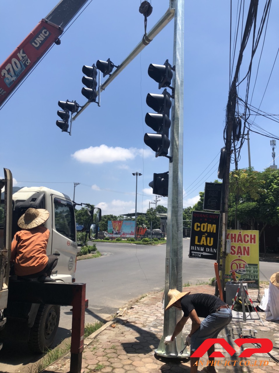 Thi Công Lắp Đặt Đèn THGT tại Phú Thọ