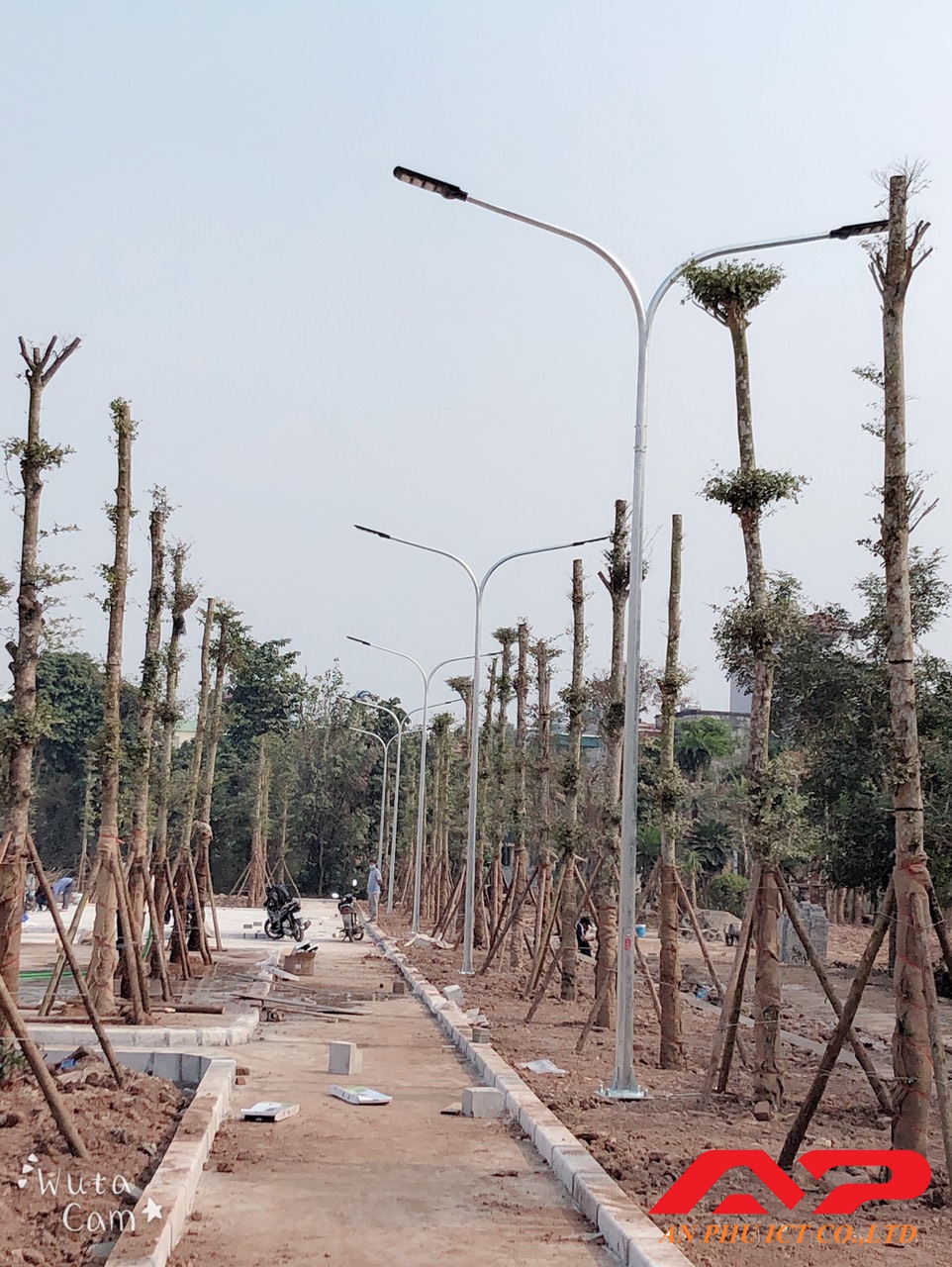 Thi công Đèn chiếu sáng năng lượng mặt trời