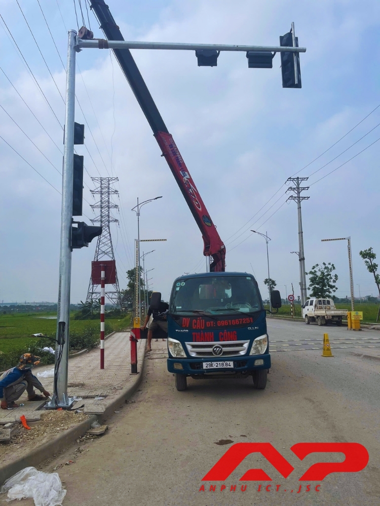 Thi Công đèn THGT tại nút giao cổng KCN Plaschem với Quốc lộ 38