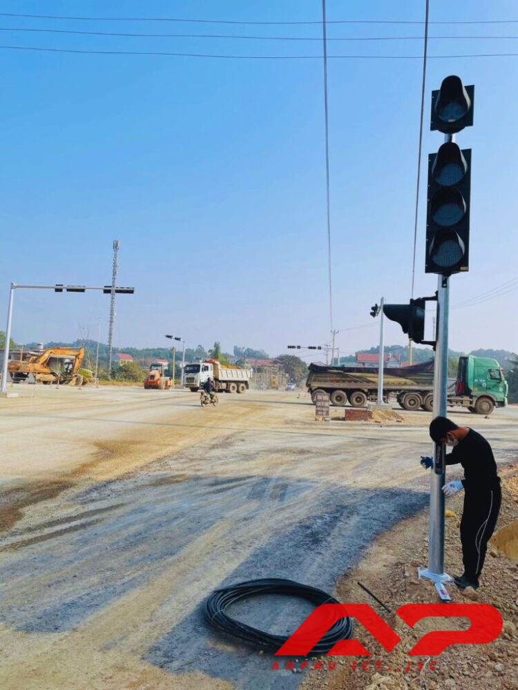 Thi công hệ thống đèn THGT thông tuyến Đông Tây Ninh Bình