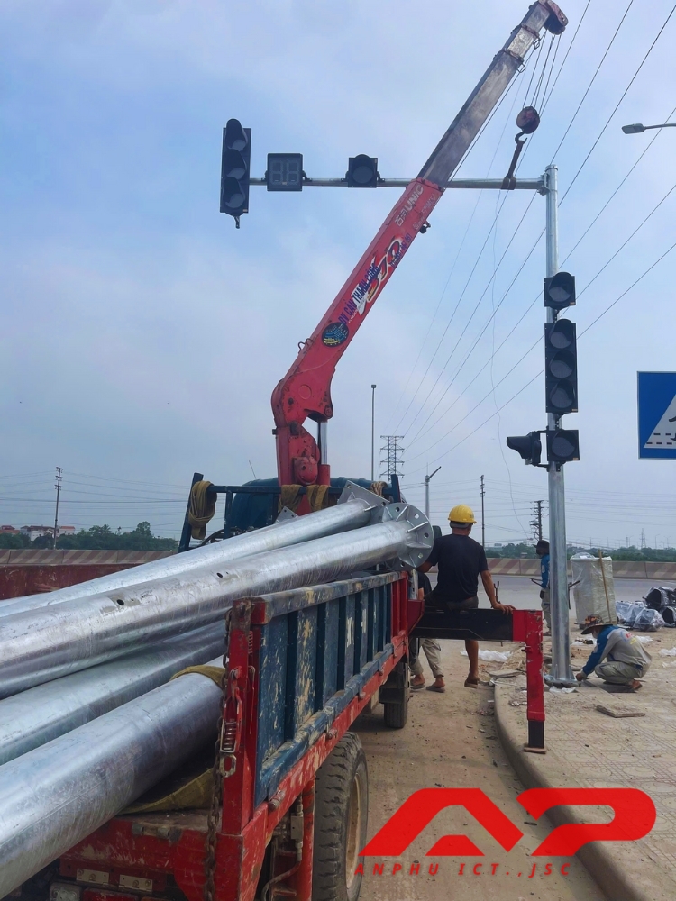 Thi Công đèn THGT tại nút giao cổng KCN Plaschem với Quốc lộ 38