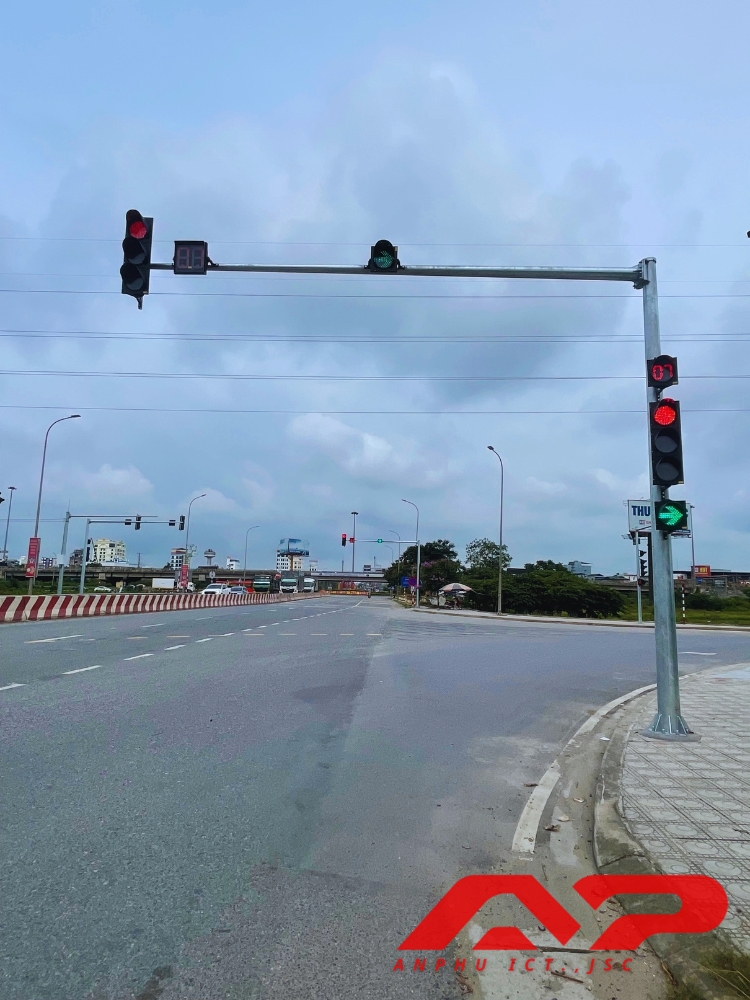 Thi Công đèn THGT tại nút giao cổng KCN Plaschem với Quốc lộ 38