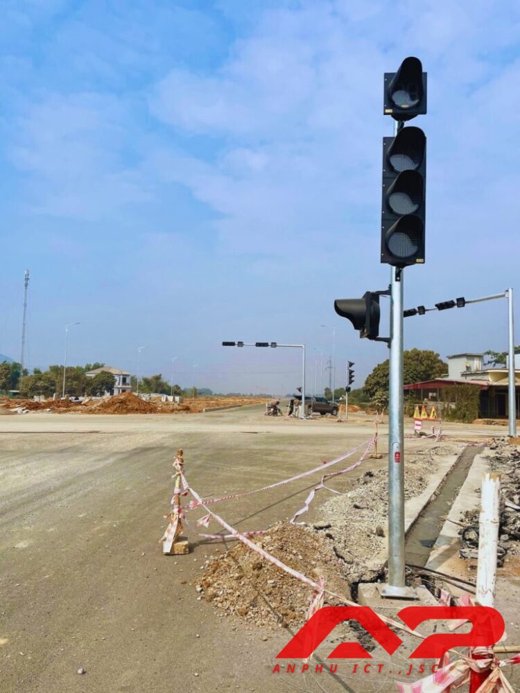 Thi công hệ thống đèn THGT thông tuyến Đông Tây Ninh Bình