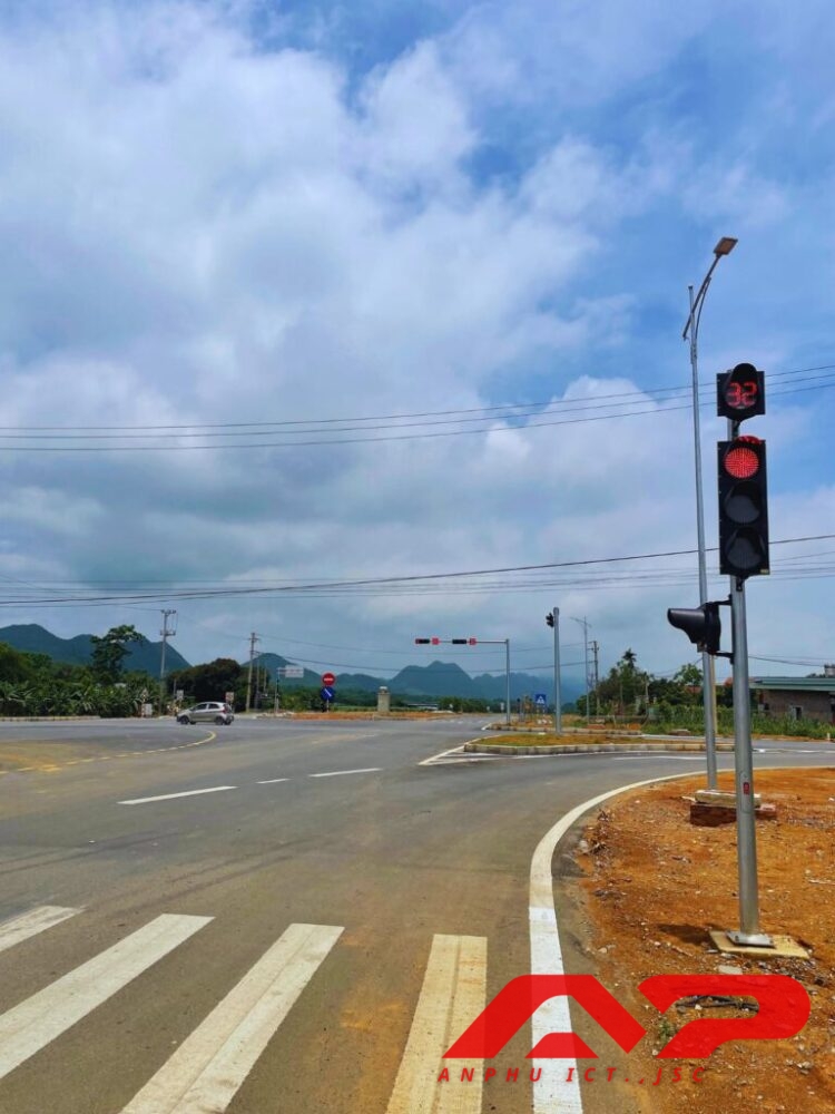 Thi công hệ thống đèn THGT thông tuyến Đông Tây Ninh Bình