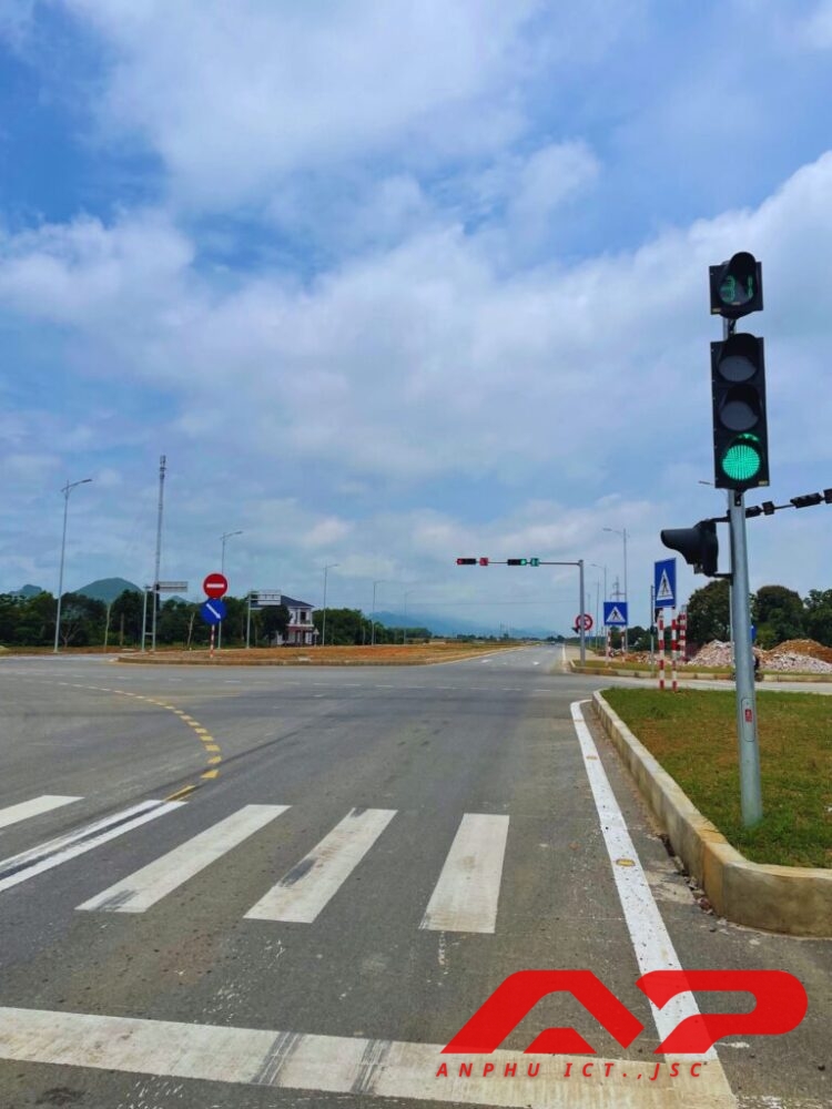 Thi Công Hệ Thống Đèn THGT Tuyến Đông Tây Tỉnh Ninh Bình