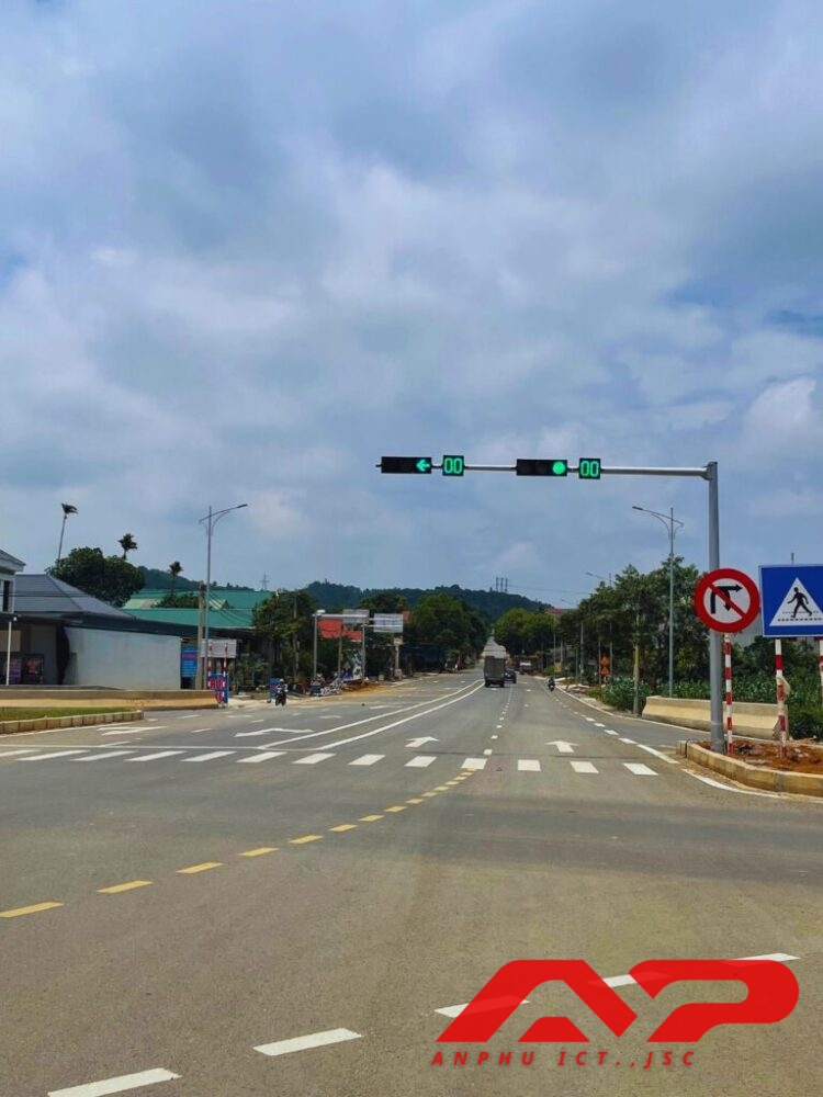 Thi công hệ thống đèn THGT thông tuyến Đông Tây Ninh Bình