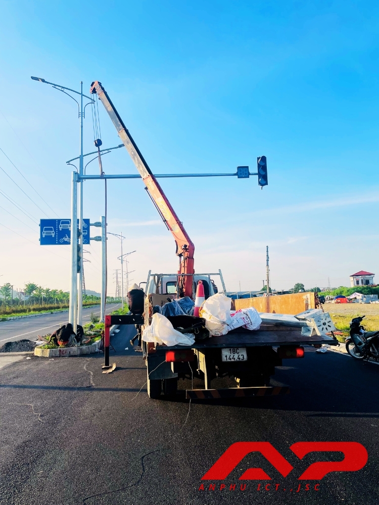 Thi Công Hệ Thống Đèn THGT Quốc Lộ 1A Giao Với Cao Tốc Cầu Giẽ Ninh Bình