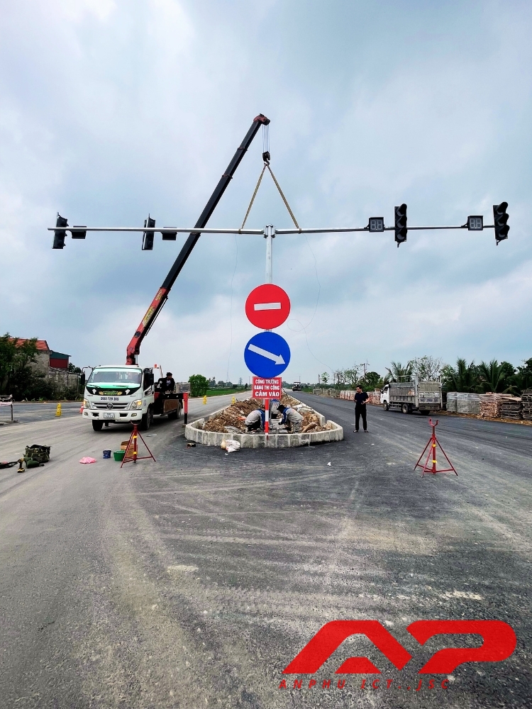 Thi Công Hệ Thống Đèn THGT Quốc Lộ 1A Giao Với Cao Tốc Cầu Giẽ Ninh Bình