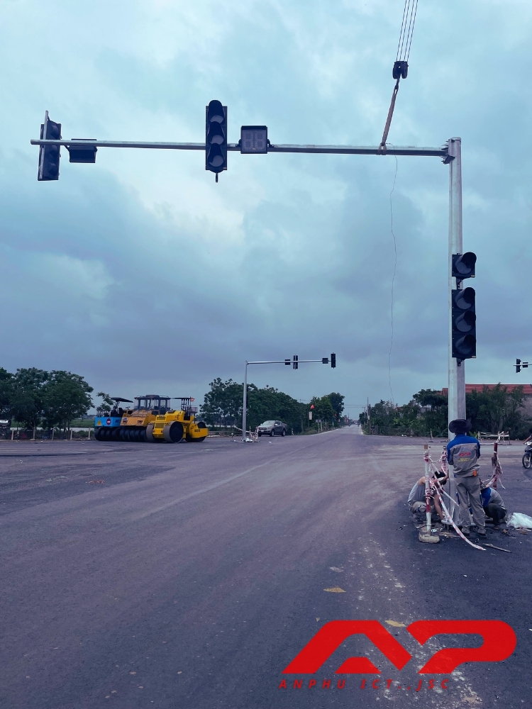 Thi Công Hệ Thống Đèn THGT Quốc Lộ 1A Giao Với Cao Tốc Cầu Giẽ Ninh Bình